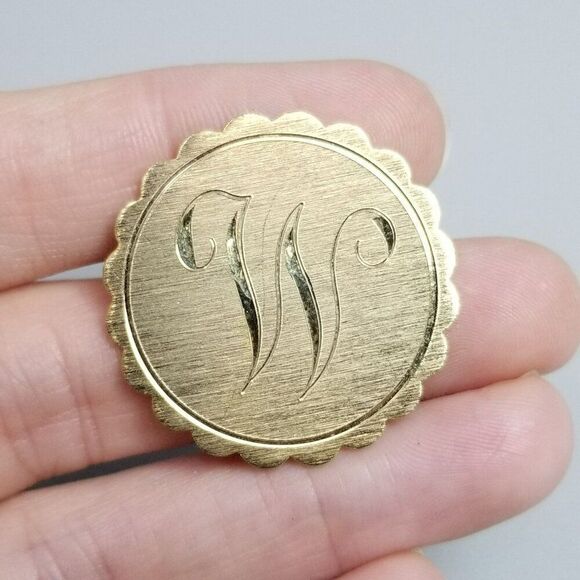 Vintage W Engraved Round Brooch Scalloped Edge Gold Tone Monogram Initial Letter - Picture 6 of 7